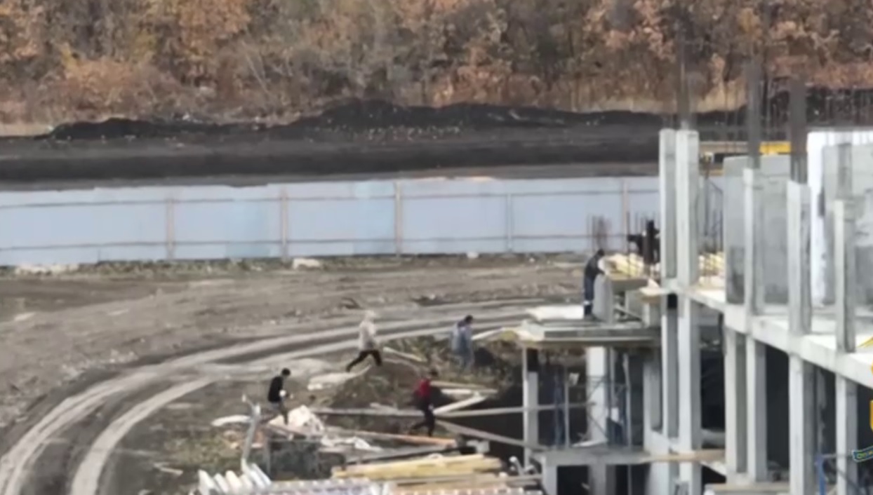 Работавшие на стройке в Саратове нелегалы попытались сбежать от полиции Работавшие на стройке в Саратове нелегалы попытались сбежать от полиции